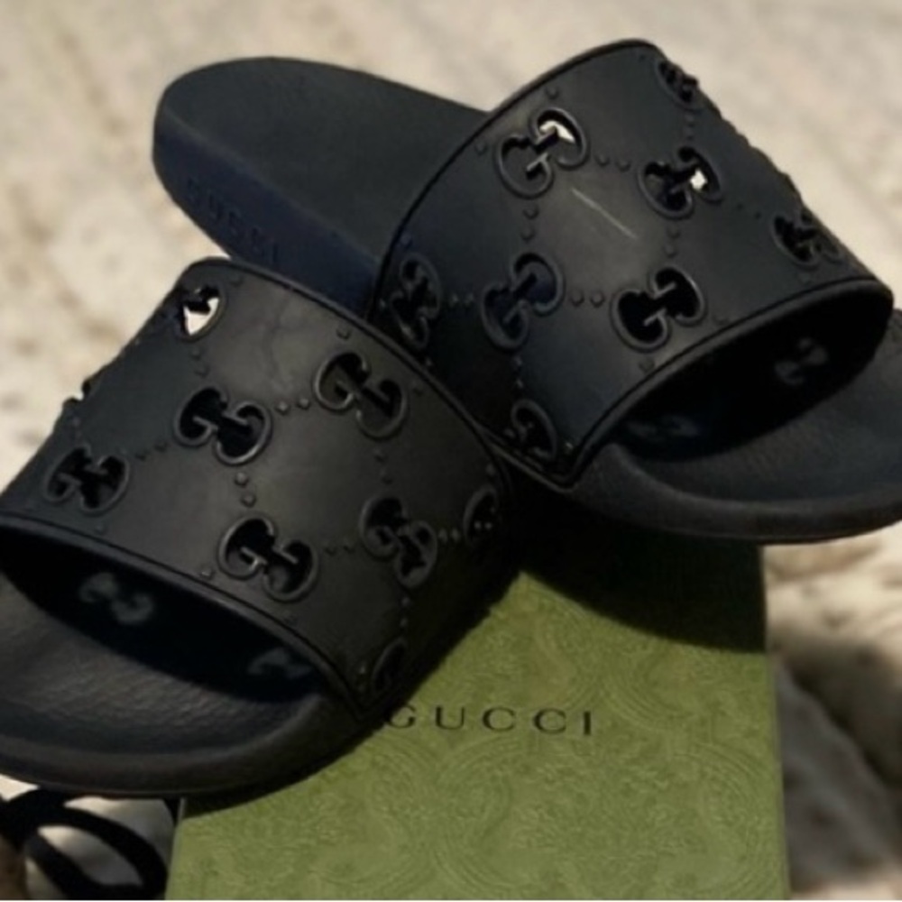 😎Gucci Embossed Black Slides